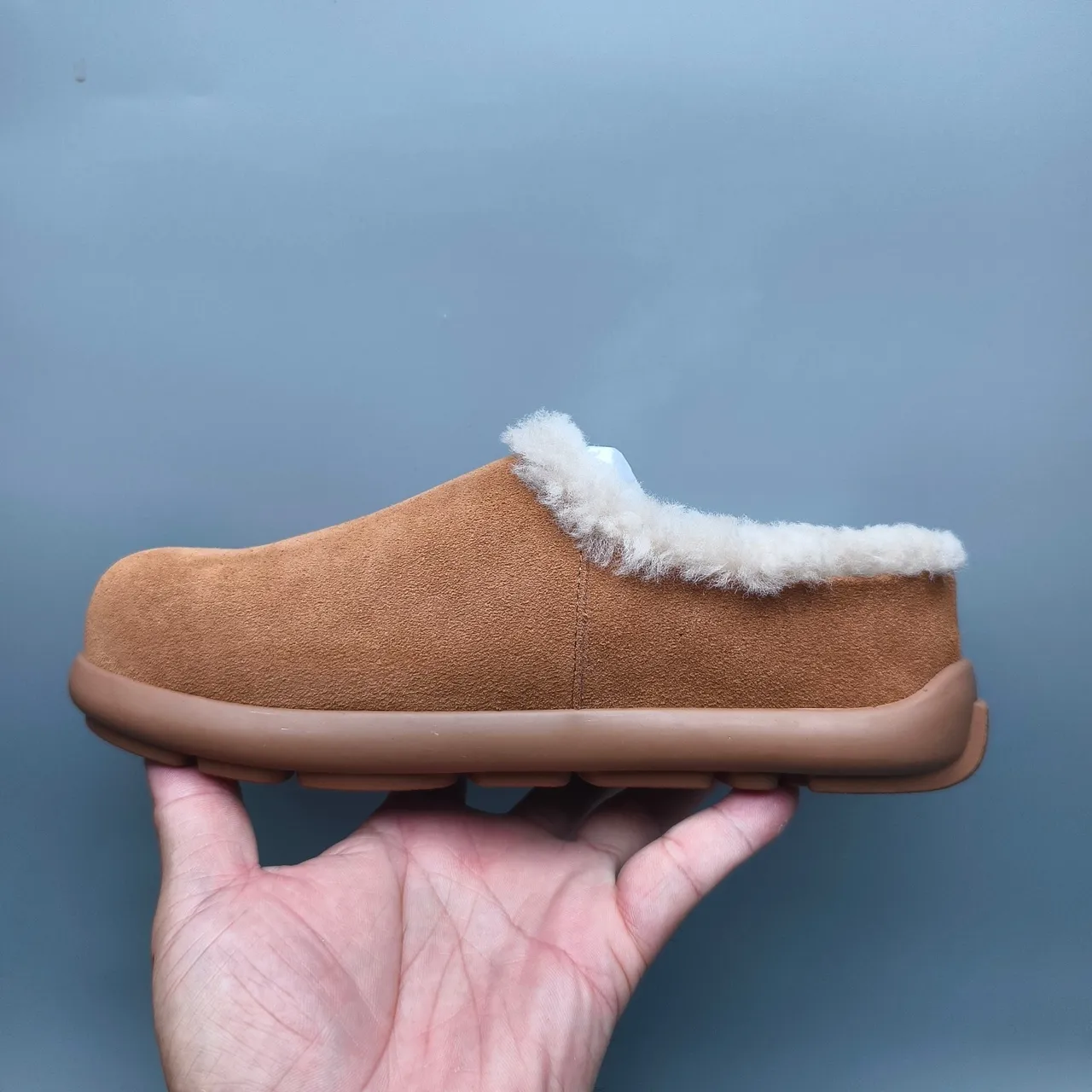 UGG Tasman বাদামি সুয়েড শিয়ারলিং লাইন্ড স্লিপার 7