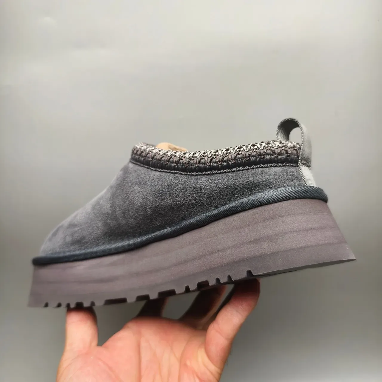 UGG Tasman ধূসর কালো সুয়েড ক্যাজুয়াল জুতা বোনা কলার 4