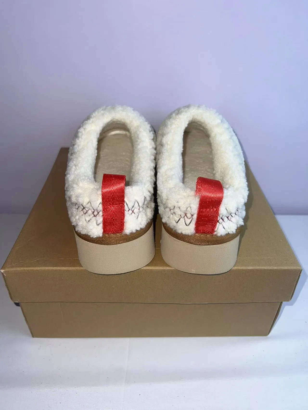UGG Tasman 白色红色羊毛鞋面 平台鞋底 休闲鞋 5