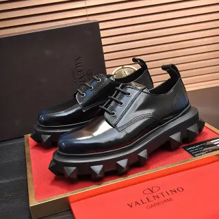 Valentino কালো চকচকে পেটেন্ট লেদার মোটা লাগ সোল অক্সফোর্ড জুতো