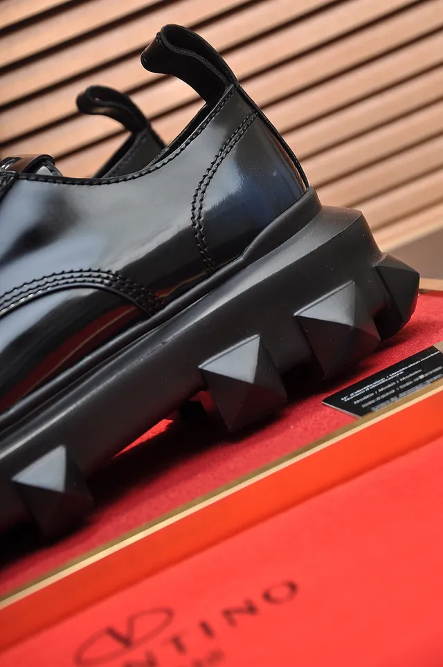 Valentino Negro piel patentada brillante con suela chunky de tacos zapatos Oxford 2