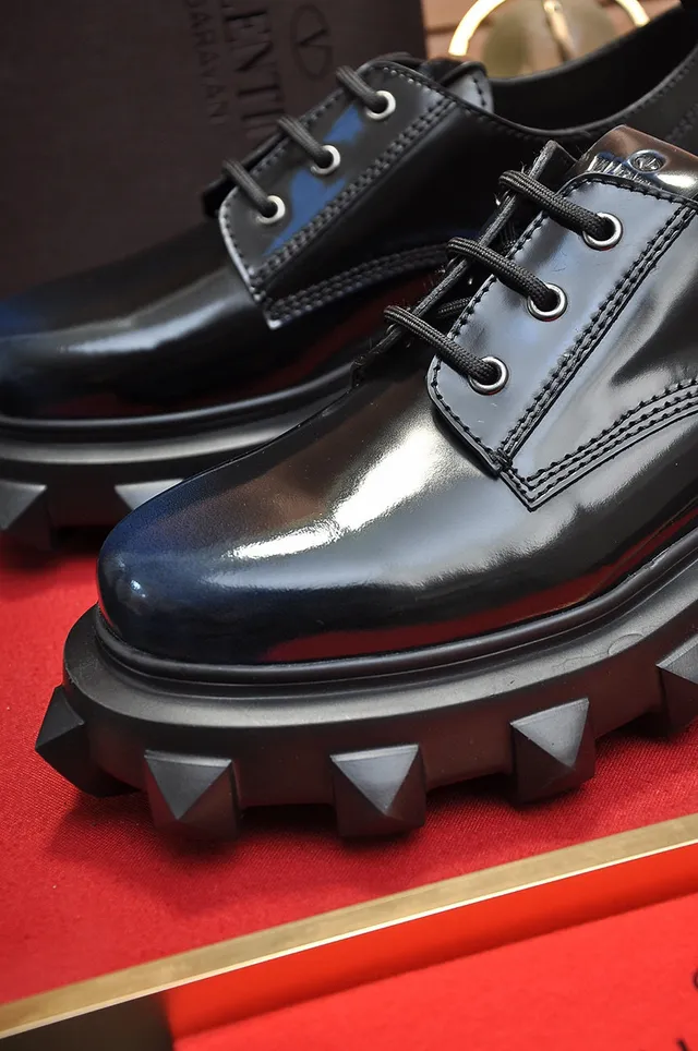 Valentino Negro piel patentada brillante con suela chunky de tacos zapatos Oxford 3