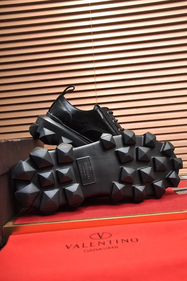 Valentino Negro piel patentada brillante con suela chunky de tacos zapatos Oxford 4