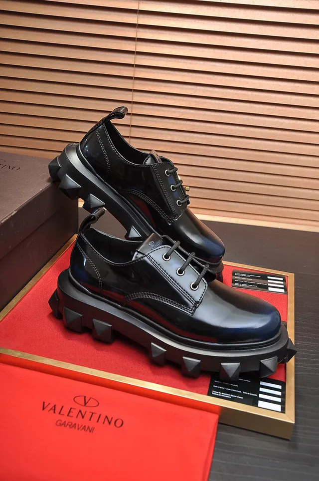 Valentino Negro piel patentada brillante con suela chunky de tacos zapatos Oxford 5