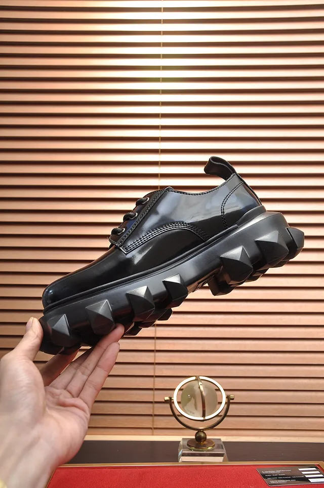 Valentino Negro piel patentada brillante con suela chunky de tacos zapatos Oxford 6