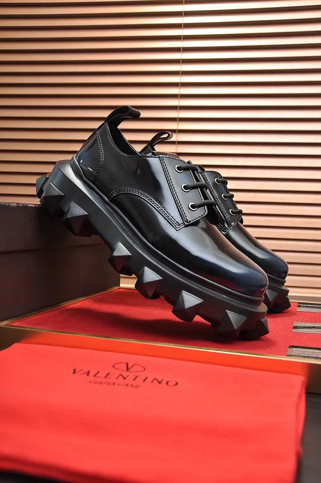 Valentino Negro piel patentada brillante con suela chunky de tacos zapatos Oxford 7