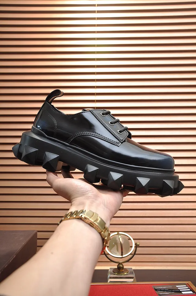 Valentino Negro piel patentada brillante con suela chunky de tacos zapatos Oxford 9