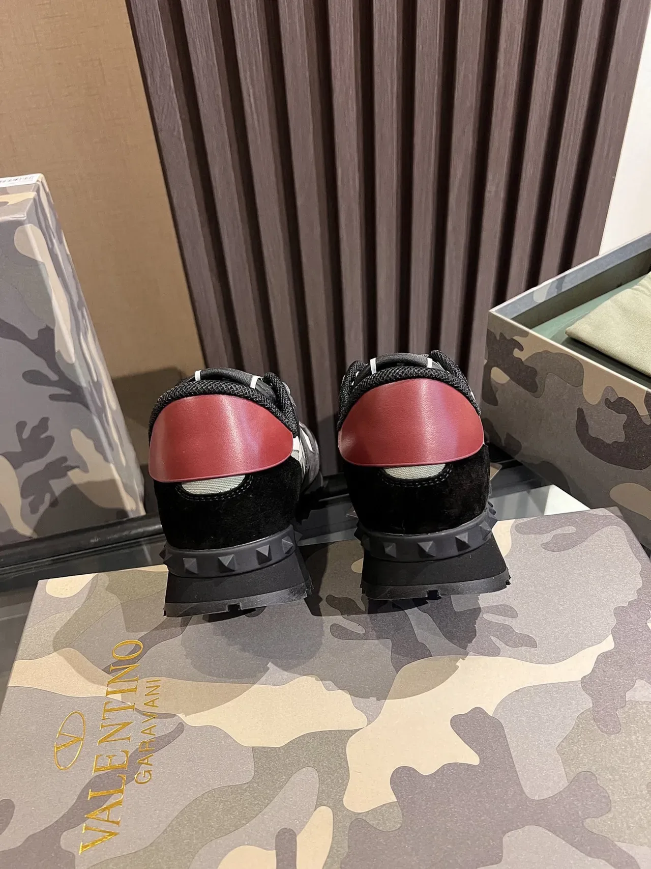 Valentino tênis lifestyle com impressão camuflada em couro e nylon 2