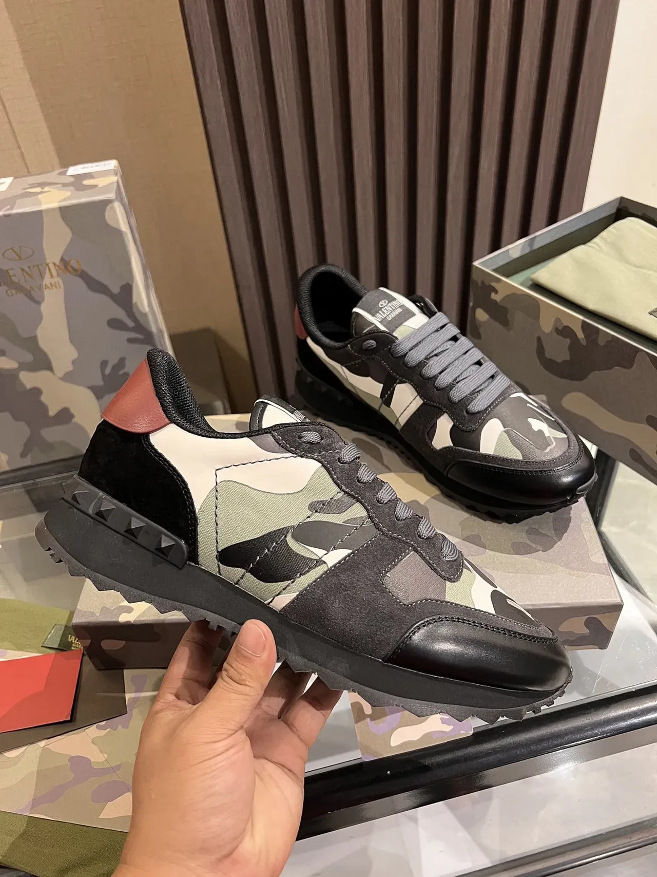 Valentino tênis lifestyle com impressão camuflada em couro e nylon 3