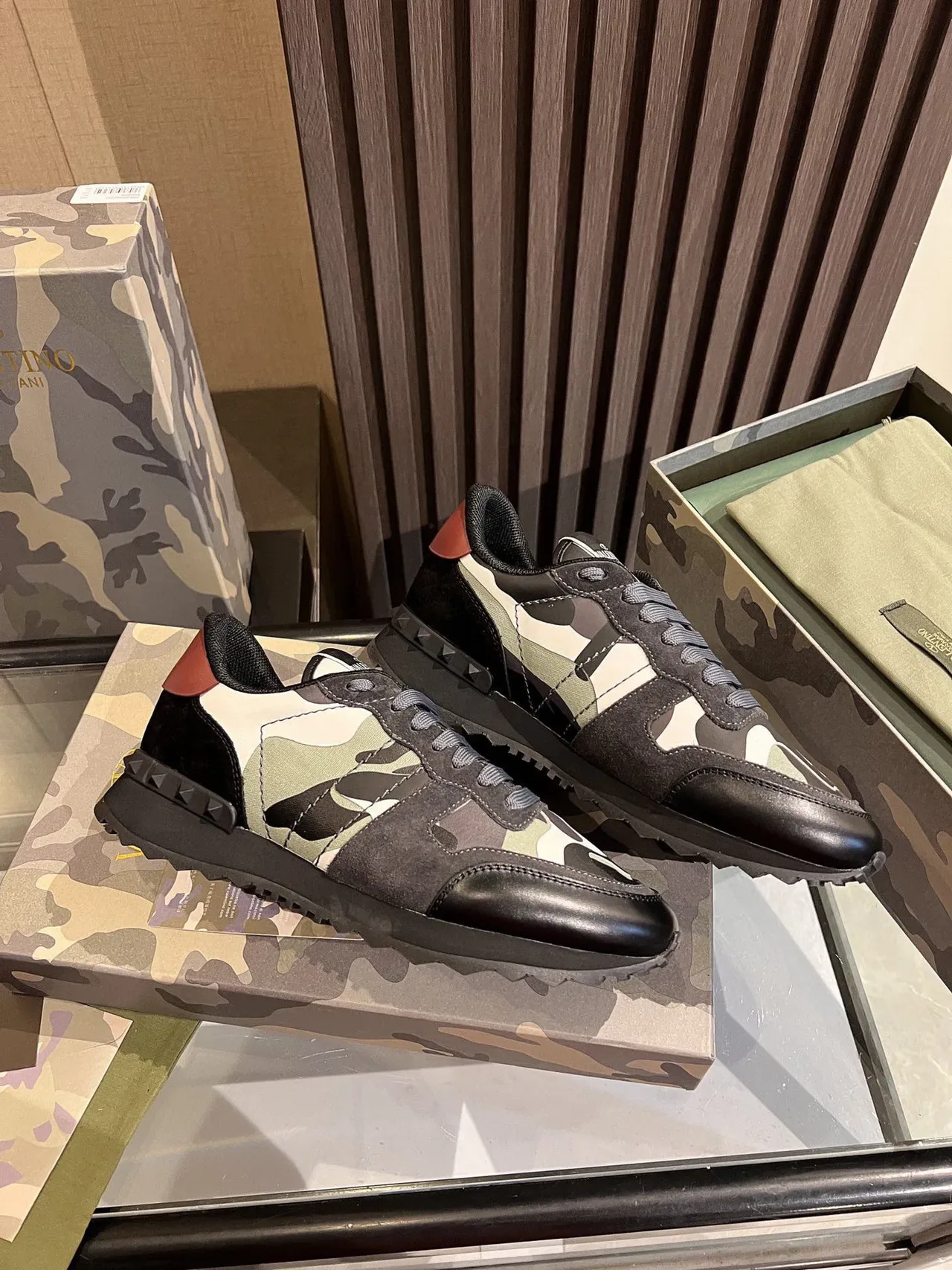 Valentino tênis lifestyle com impressão camuflada em couro e nylon 4