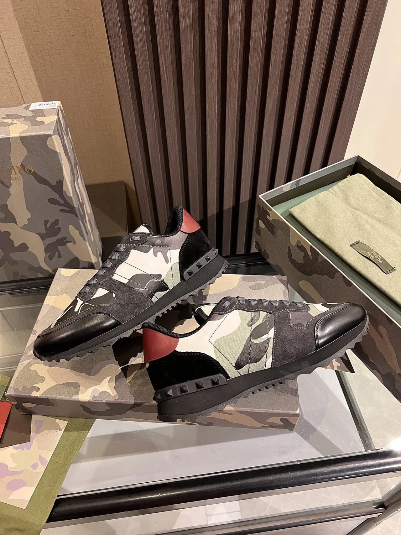 Valentino tênis lifestyle com impressão camuflada em couro e nylon 5