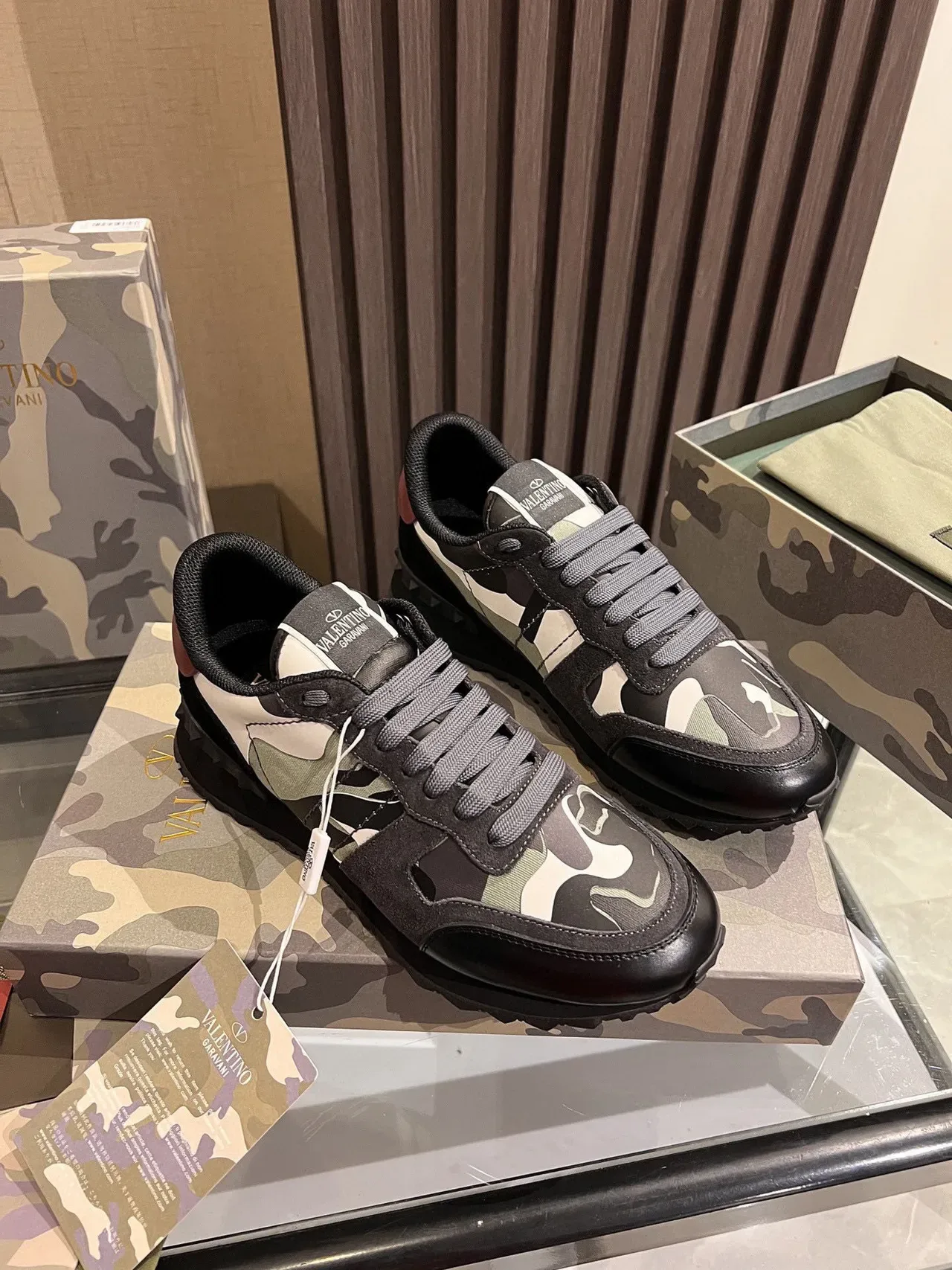 Valentino tênis lifestyle com impressão camuflada em couro e nylon 6