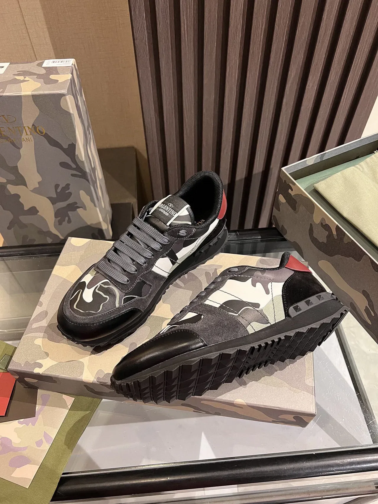 Valentino tênis lifestyle com impressão camuflada em couro e nylon 7
