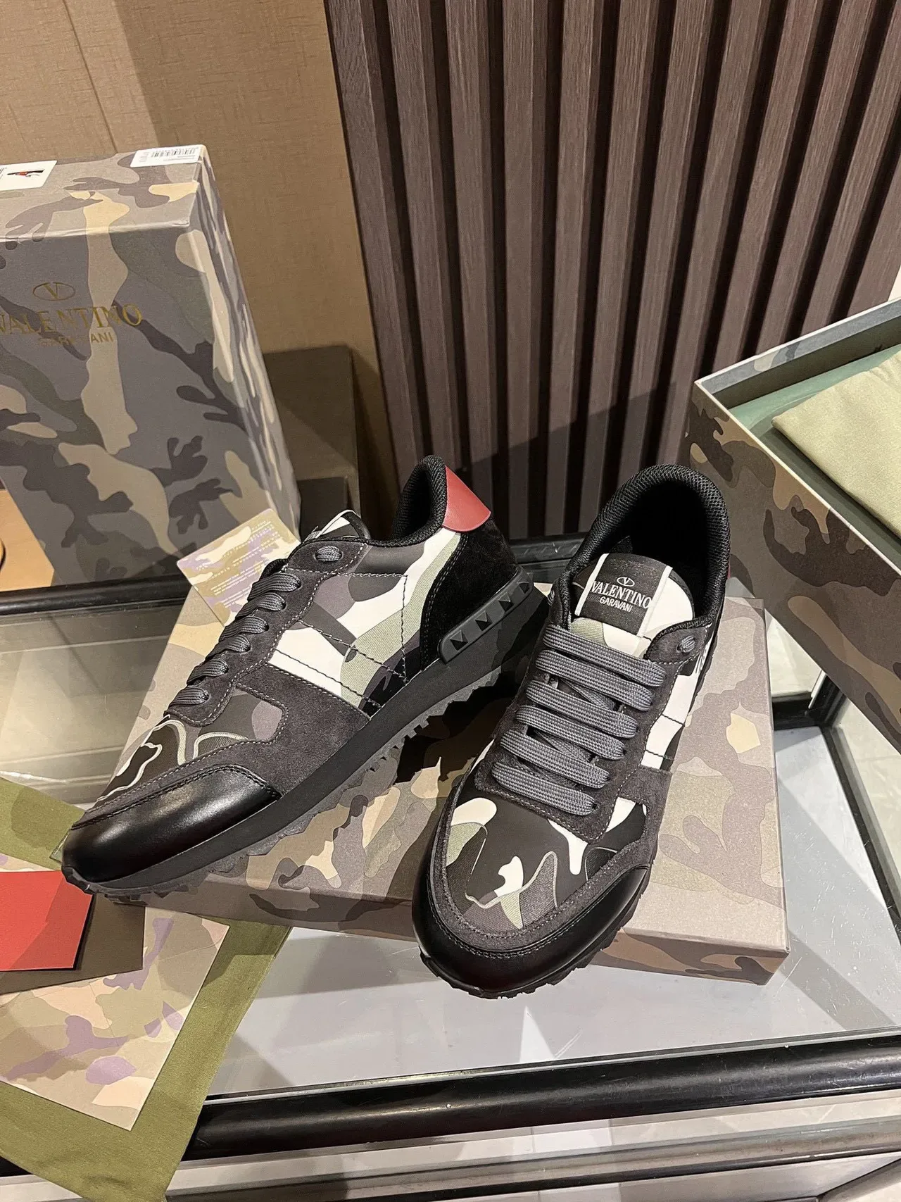 Valentino tênis lifestyle com impressão camuflada em couro e nylon 8