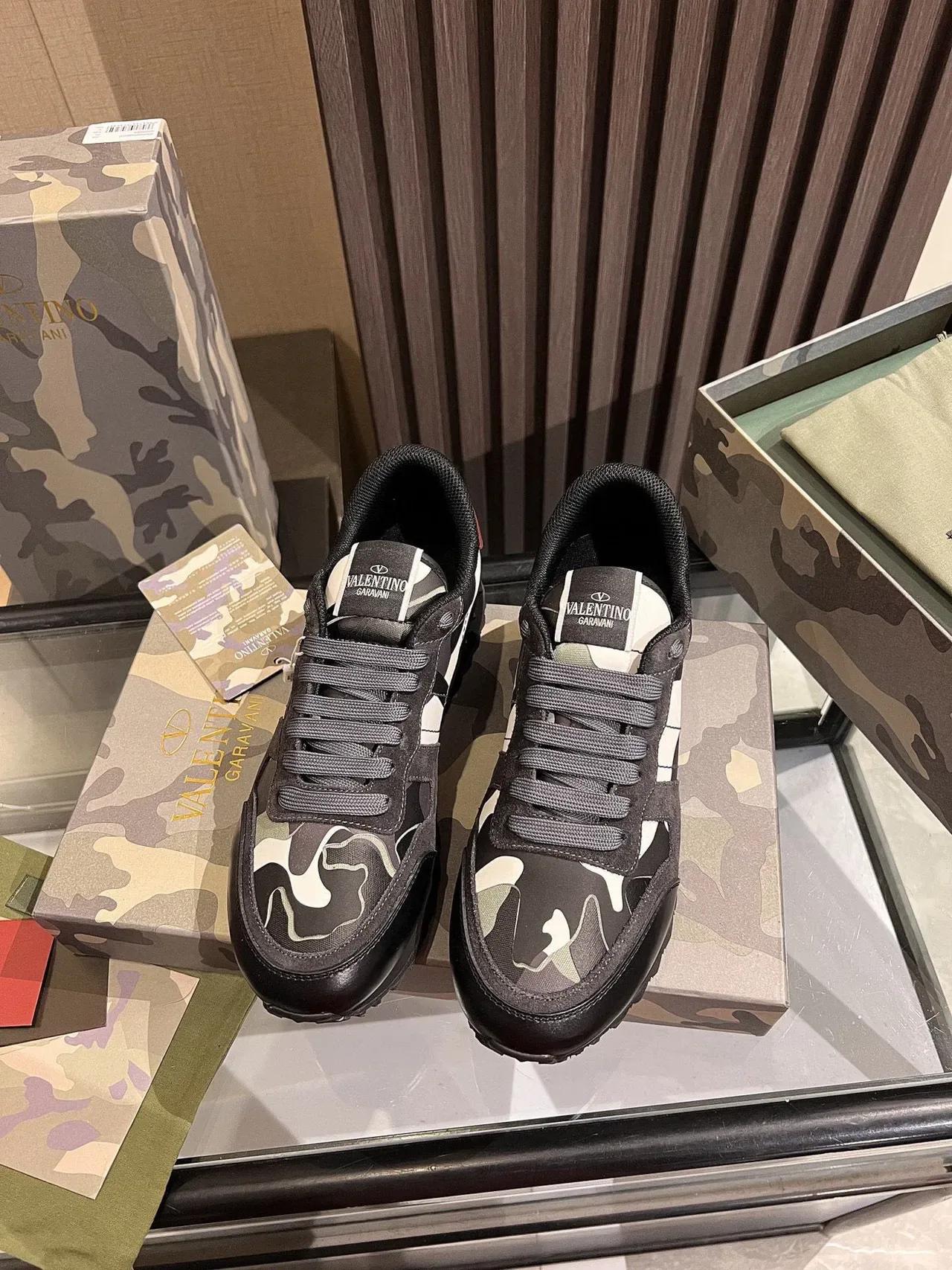 Valentino tênis lifestyle com impressão camuflada em couro e nylon 9