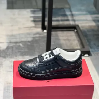 Valentino Rockstud काला और सफेद चमड़े की लाइफस्टाइल स्नीकर