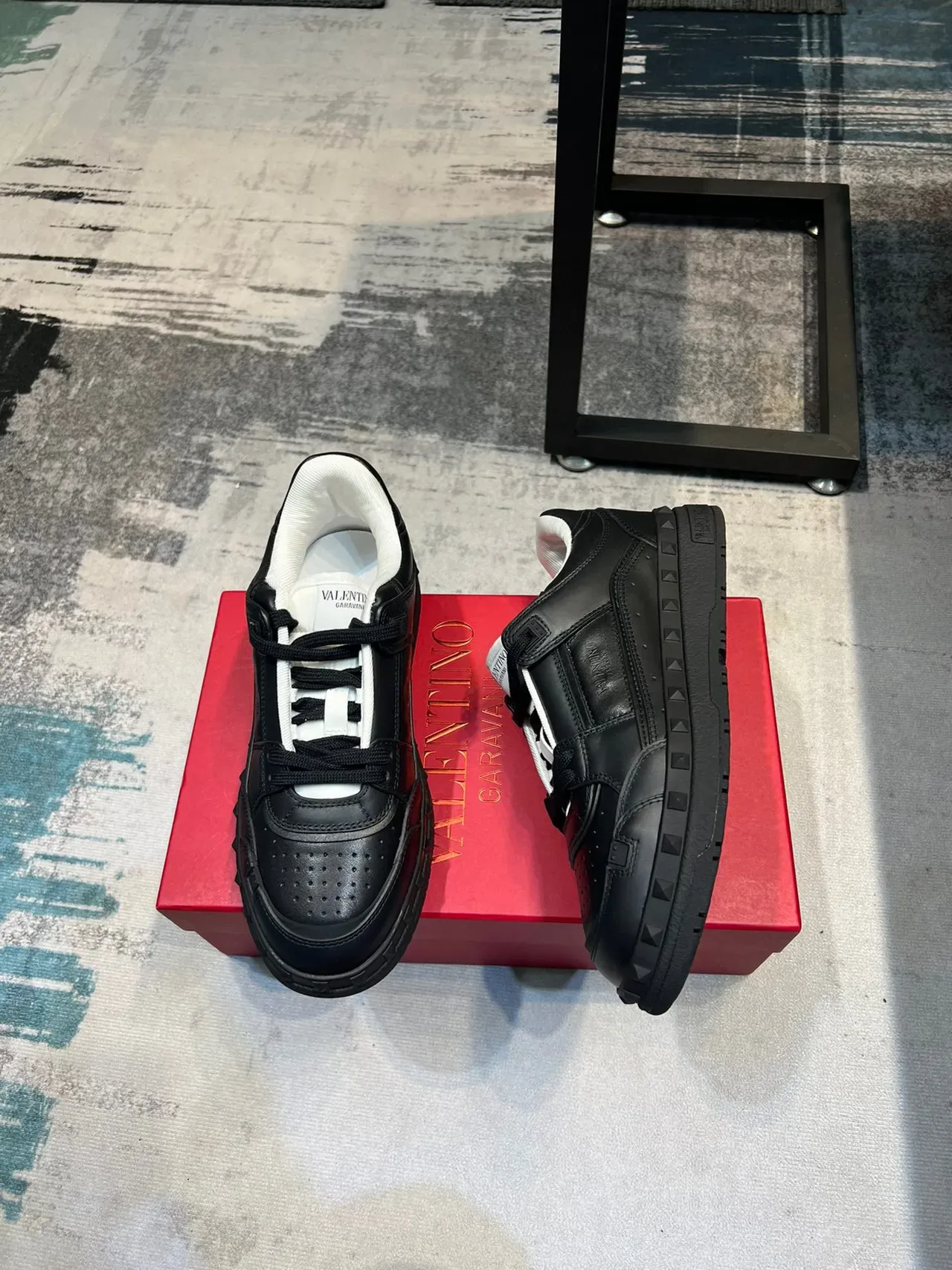 Valentino Rockstud काला और सफेद चमड़े की लाइफस्टाइल स्नीकर 5