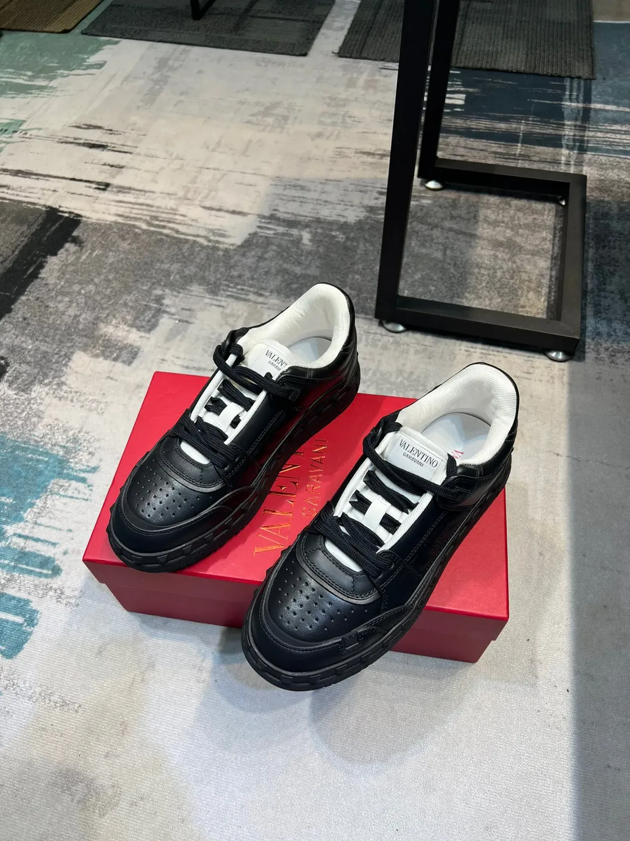 Valentino Rockstud काला और सफेद चमड़े की लाइफस्टाइल स्नीकर 6