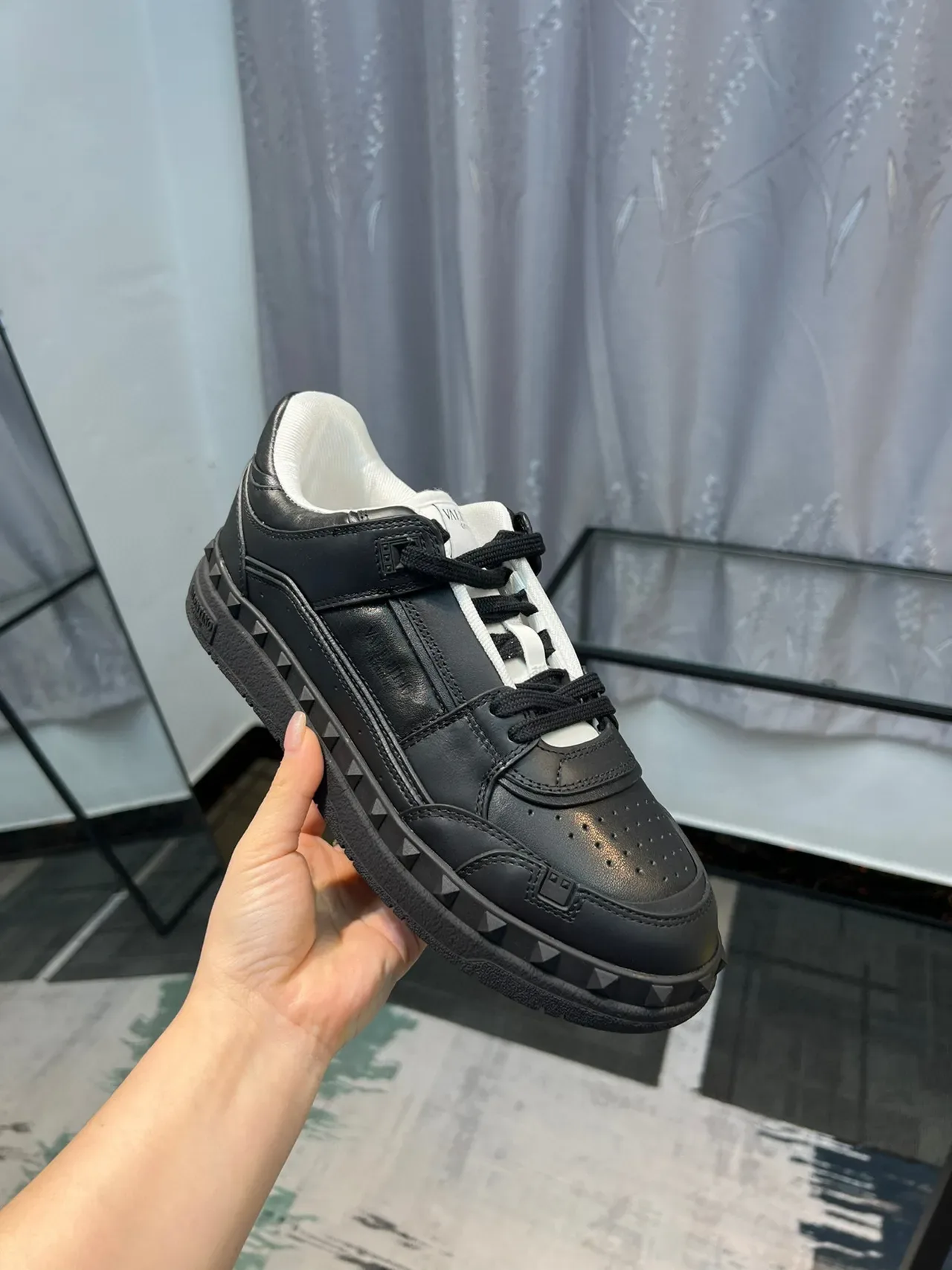 Valentino Rockstud काला और सफेद चमड़े की लाइफस्टाइल स्नीकर 7