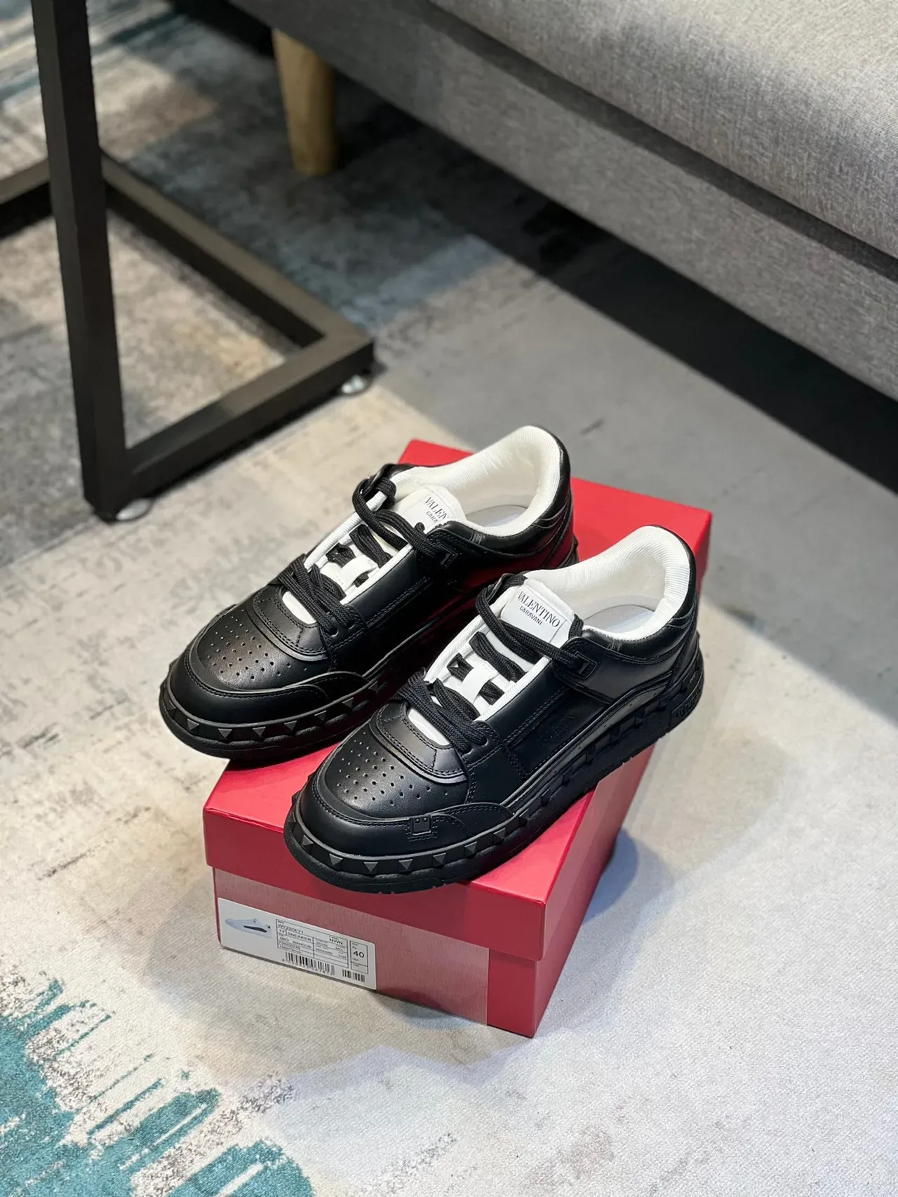 Valentino Rockstud काला और सफेद चमड़े की लाइफस्टाइल स्नीकर 8