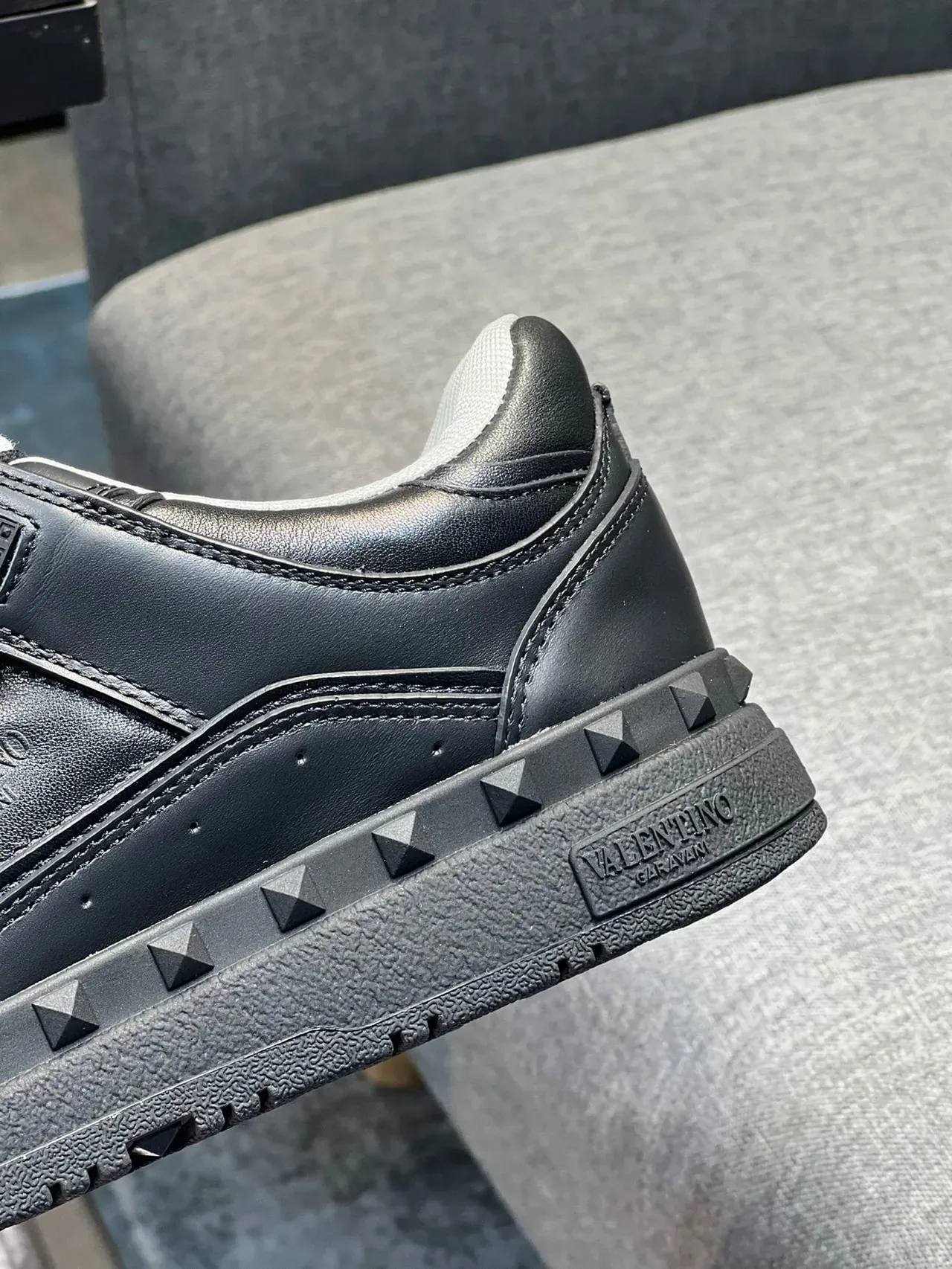 Valentino Rockstud काला और सफेद चमड़े की लाइफस्टाइल स्नीकर 9