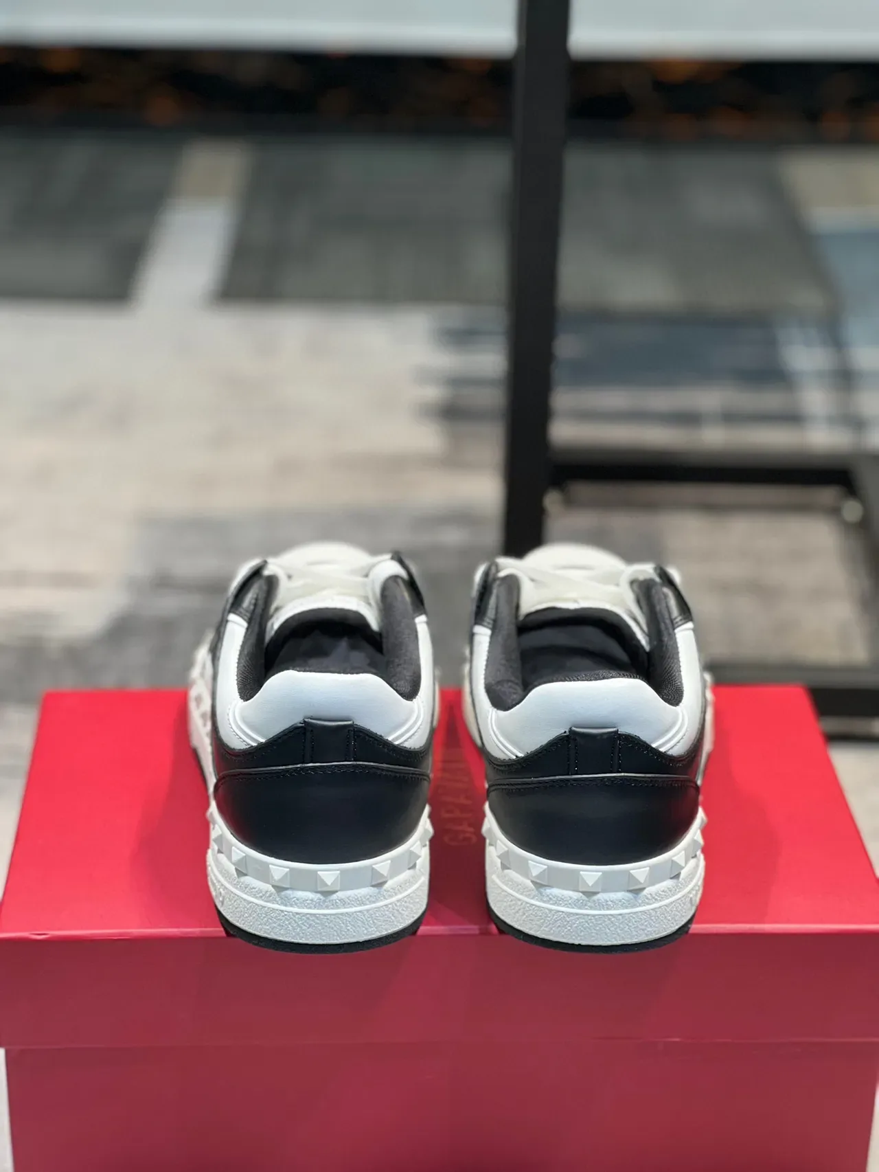 Sneakers Lifestyle Valentino Rockstud Noir et Blanc Stud Pyramide 2
