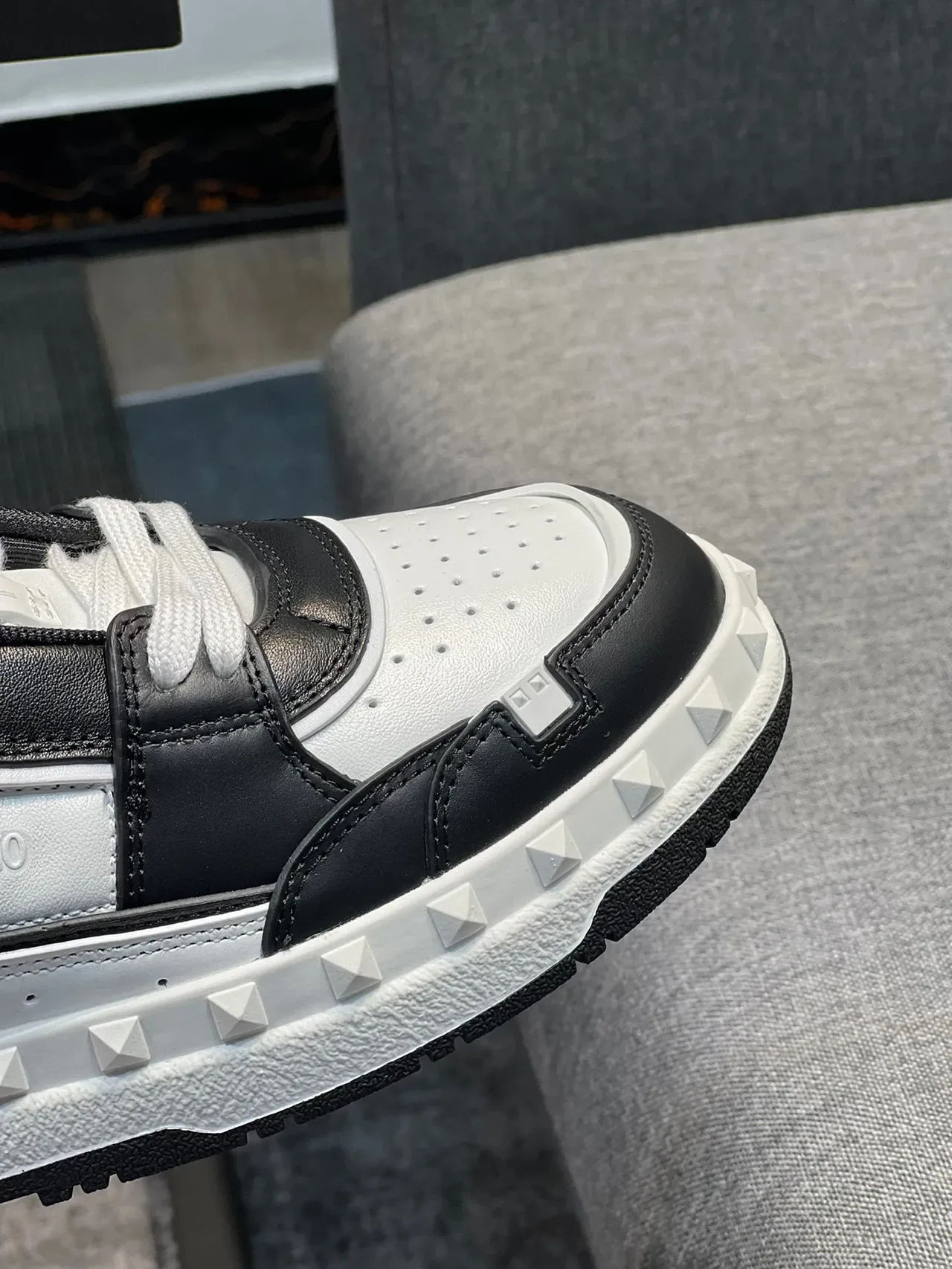 Sneakers Lifestyle Valentino Rockstud Noir et Blanc Stud Pyramide 3