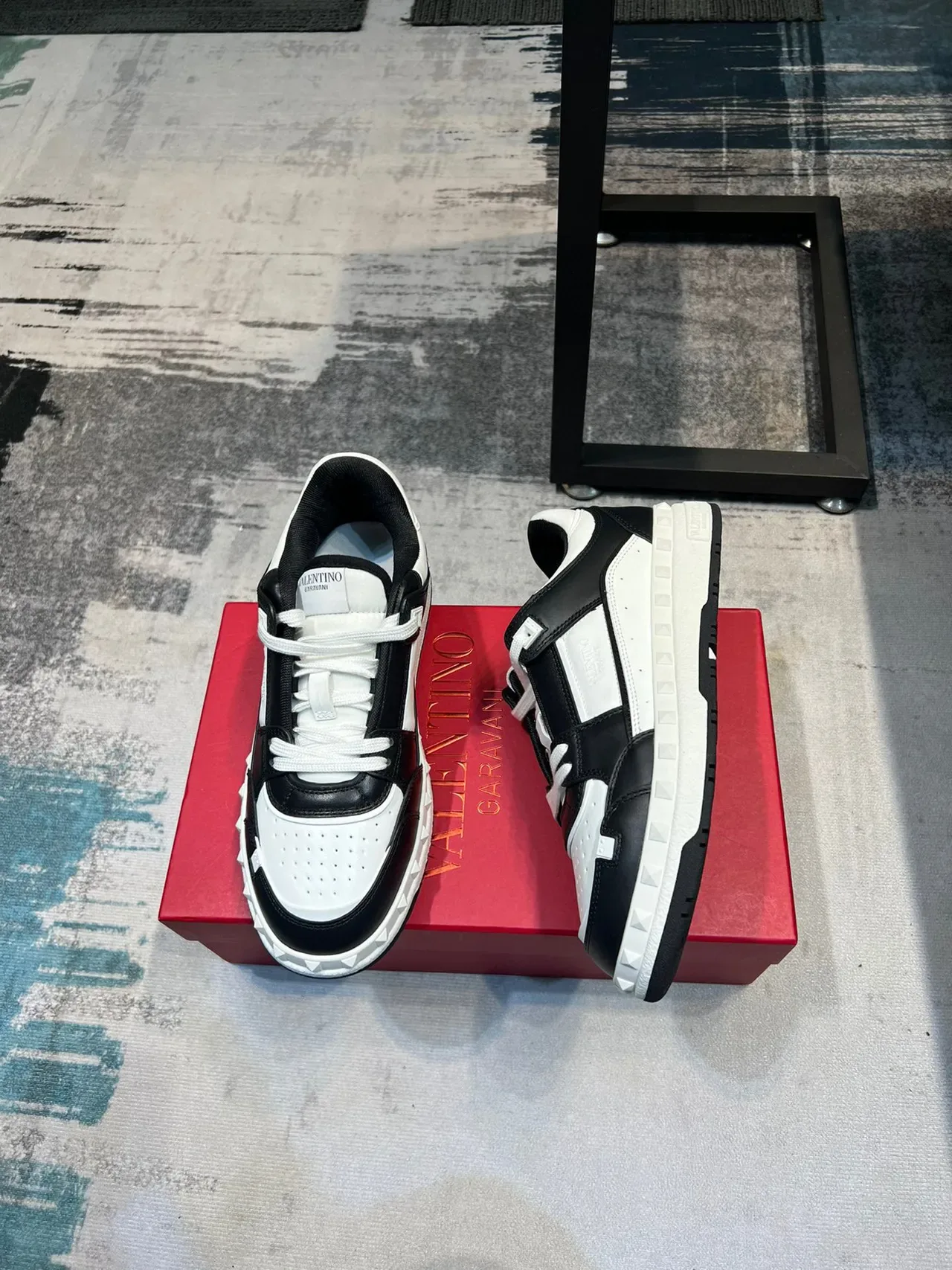 Sneakers Lifestyle Valentino Rockstud Noir et Blanc Stud Pyramide 4