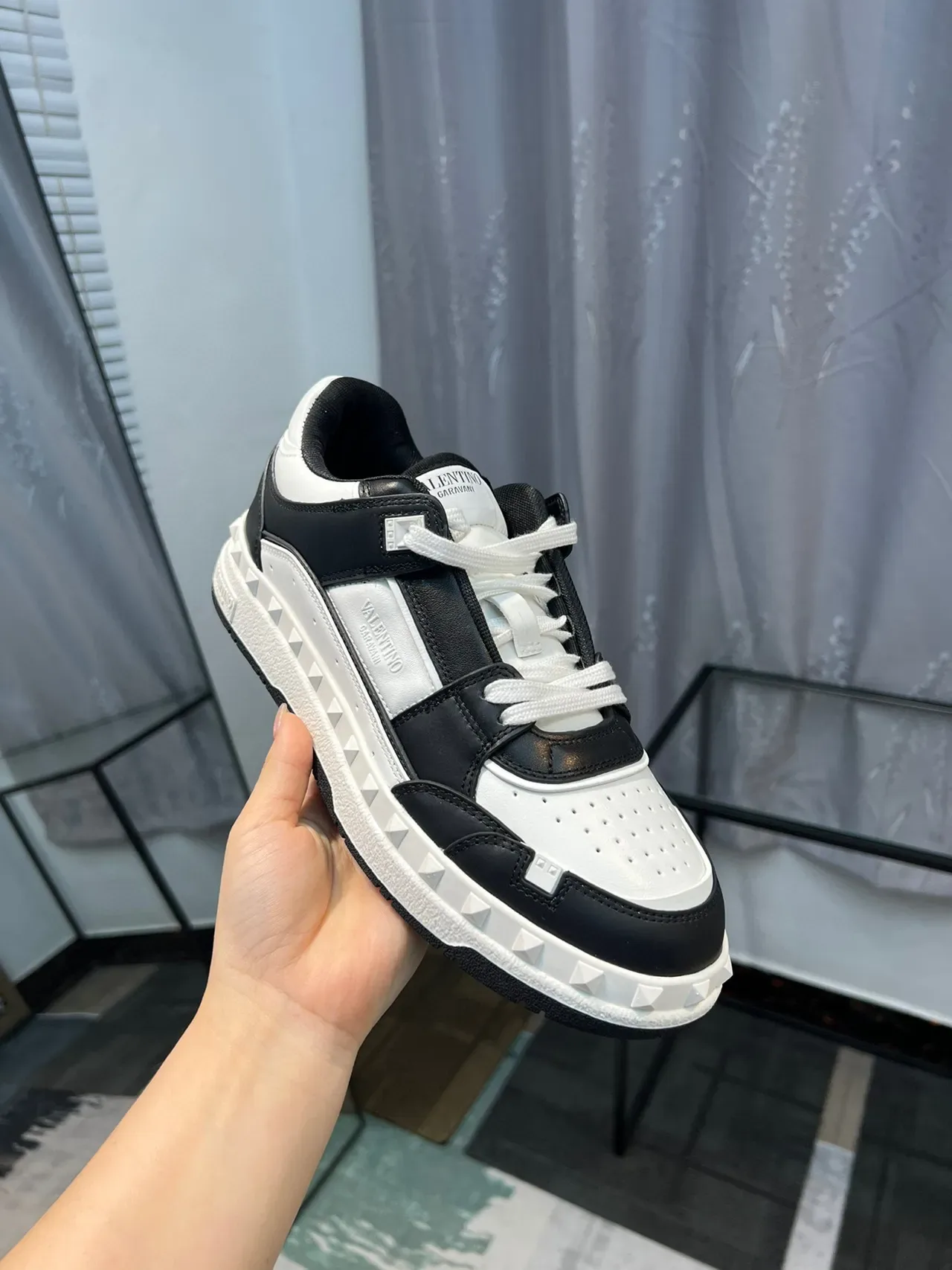 Sneakers Lifestyle Valentino Rockstud Noir et Blanc Stud Pyramide 5
