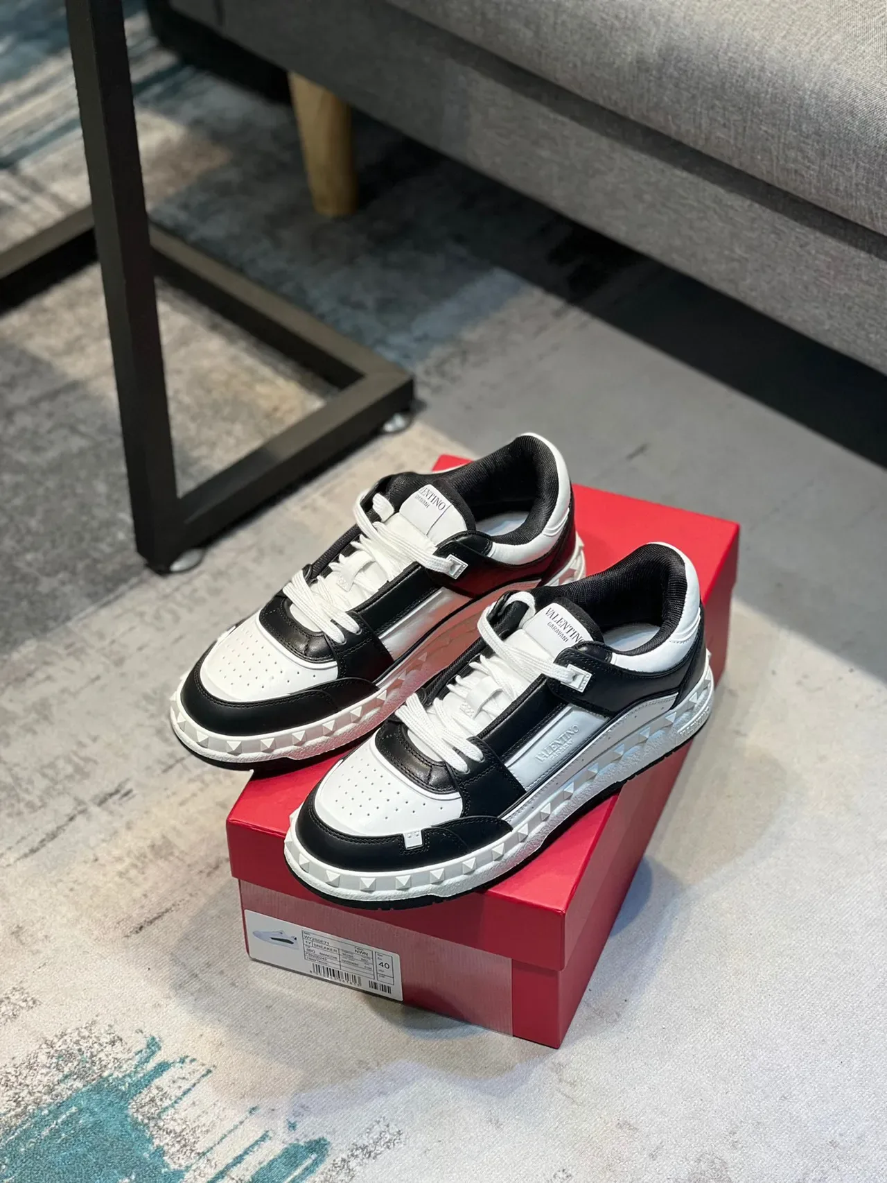 Sneakers Lifestyle Valentino Rockstud Noir et Blanc Stud Pyramide 6