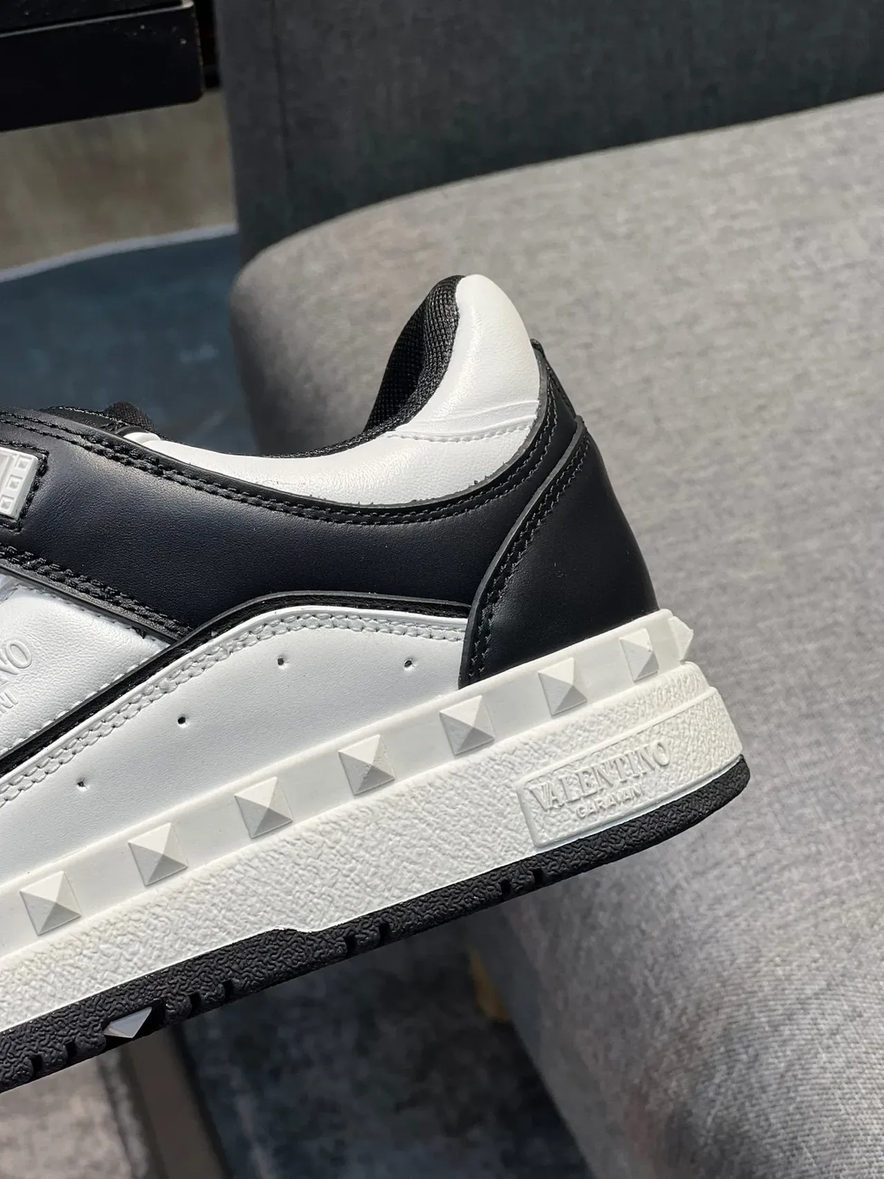 Sneakers Lifestyle Valentino Rockstud Noir et Blanc Stud Pyramide 7