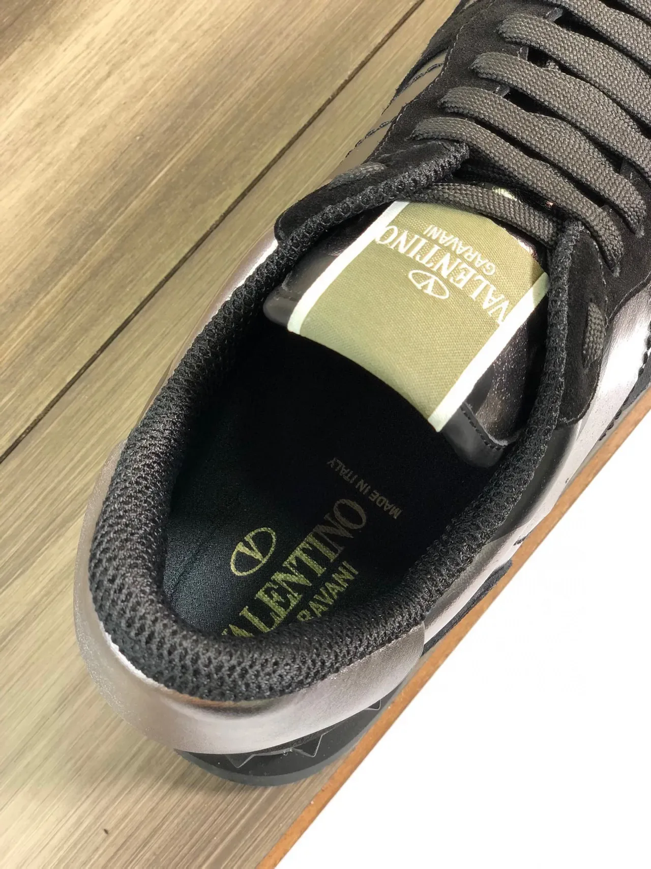 Valentino Rockstud Camo काला मेटैलिक लाइफस्टाइल स्नीकर 2
