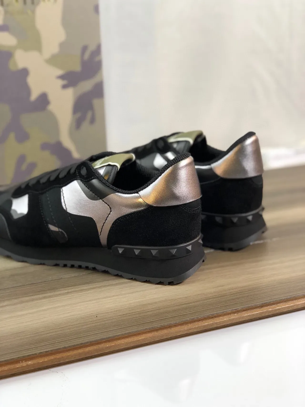 Valentino Rockstud Camo काला मेटैलिक लाइफस्टाइल स्नीकर 3
