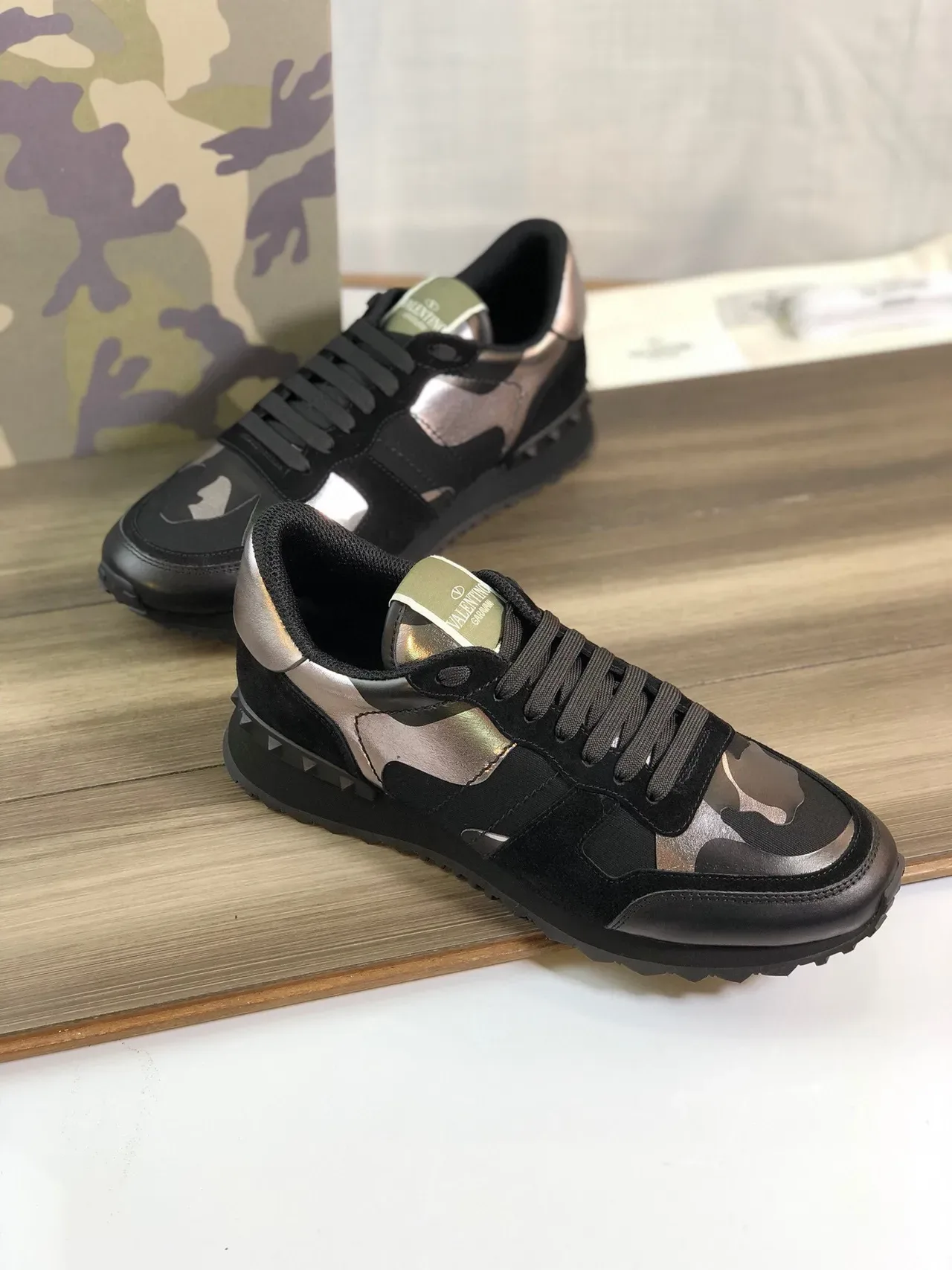 Valentino Rockstud Camo काला मेटैलिक लाइफस्टाइल स्नीकर 4