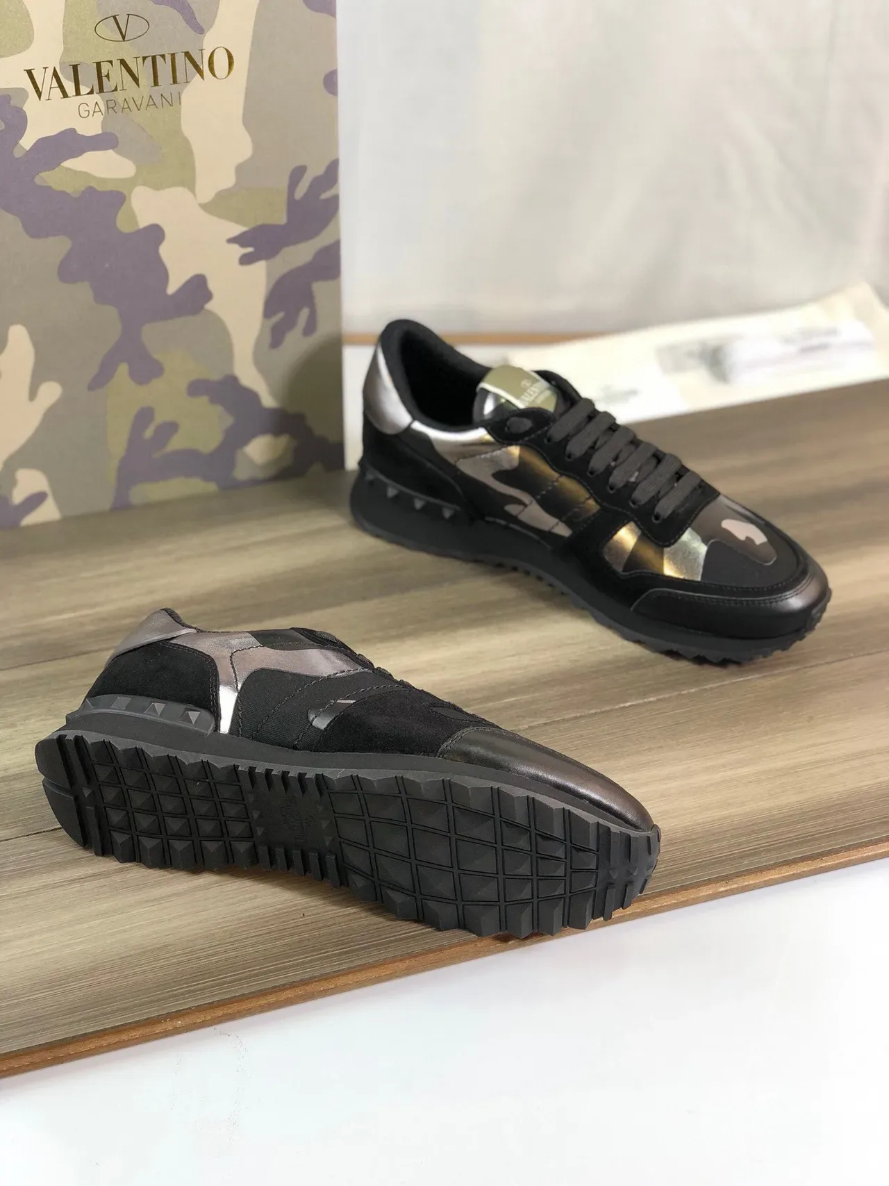 Valentino Rockstud Camo काला मेटैलिक लाइफस्टाइल स्नीकर 5