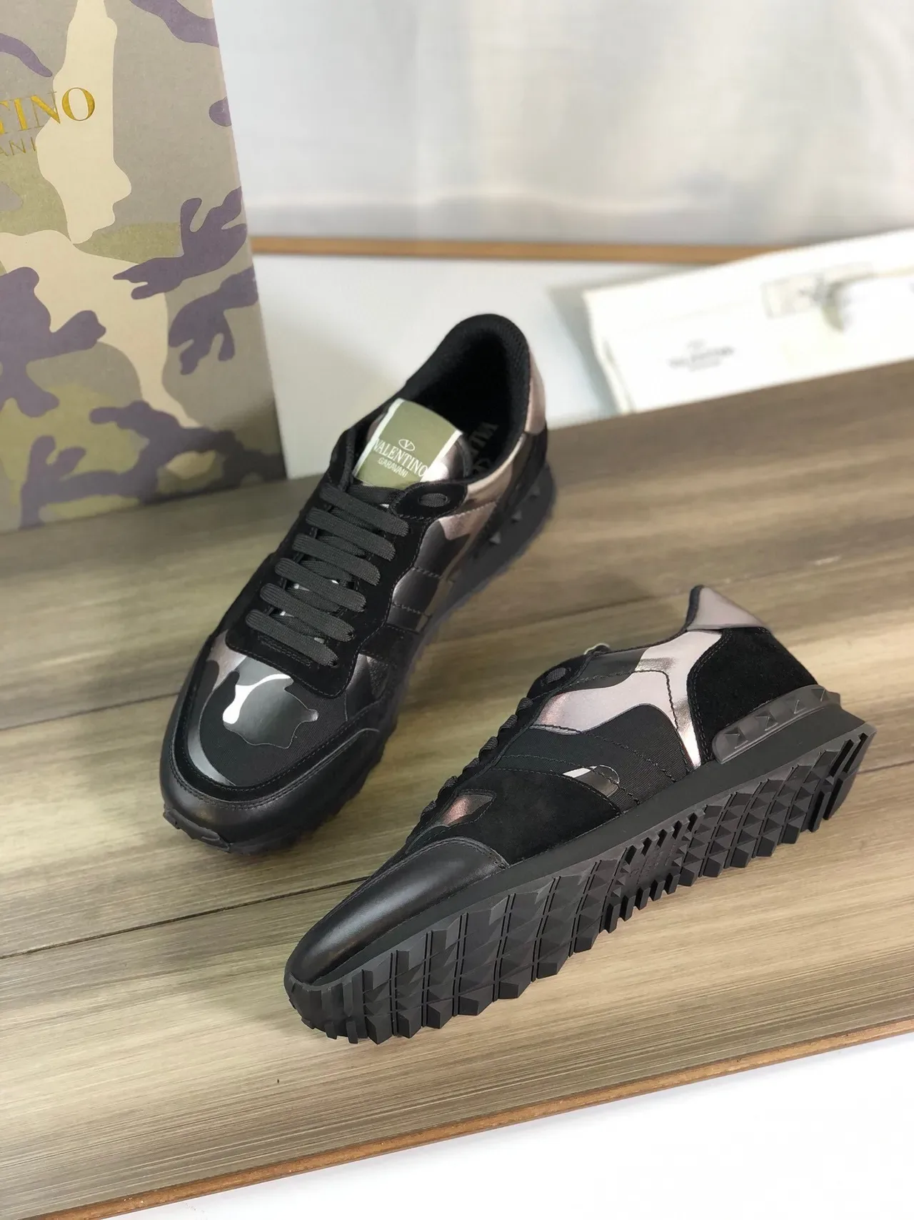 Valentino Rockstud Camo काला मेटैलिक लाइफस्टाइल स्नीकर 6