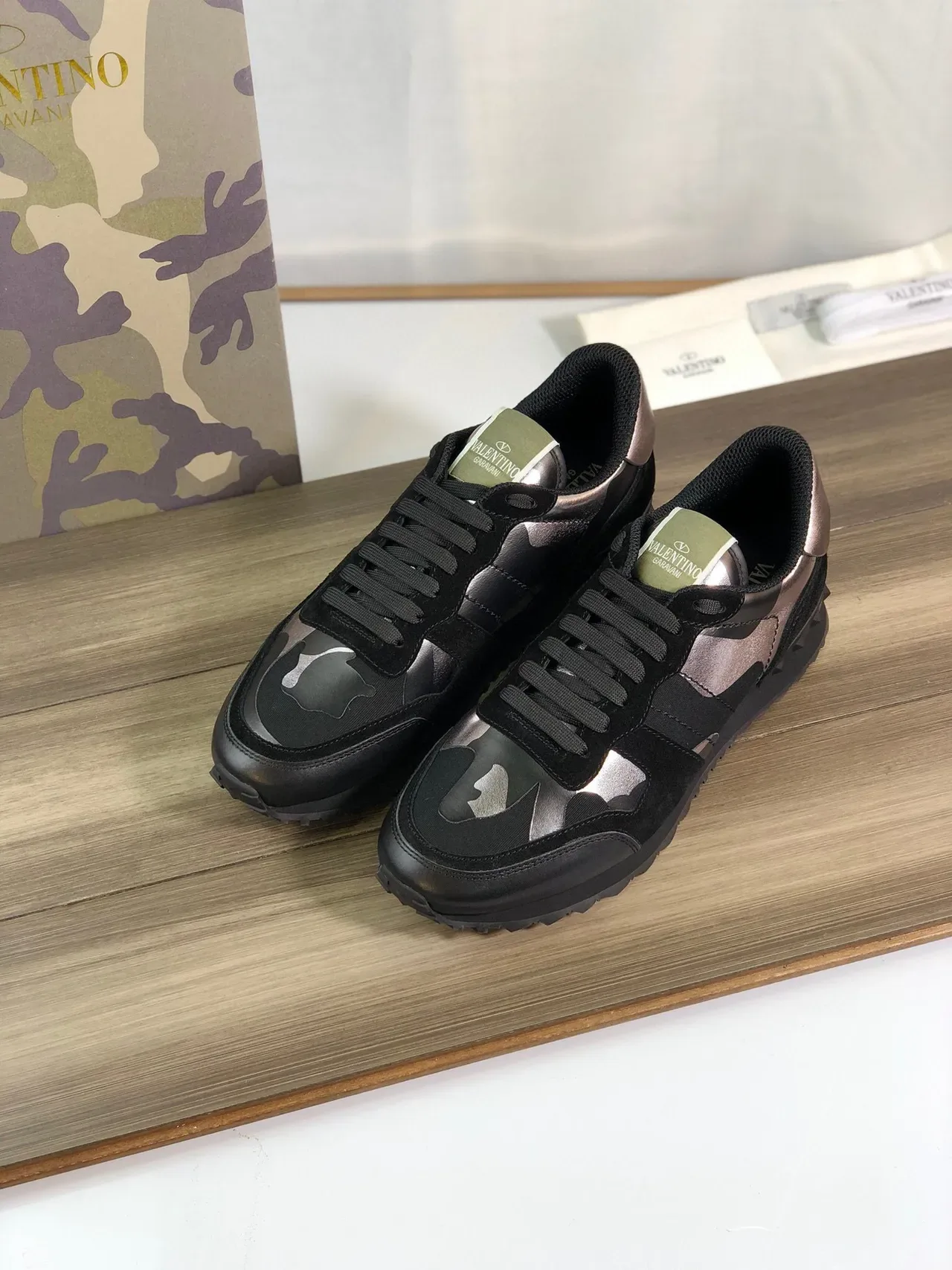 Valentino Rockstud Camo काला मेटैलिक लाइफस्टाइल स्नीकर 7