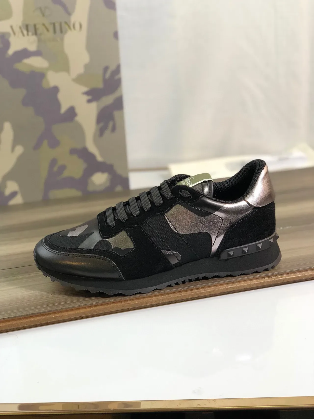 Valentino Rockstud Camo काला मेटैलिक लाइफस्टाइल स्नीकर 8