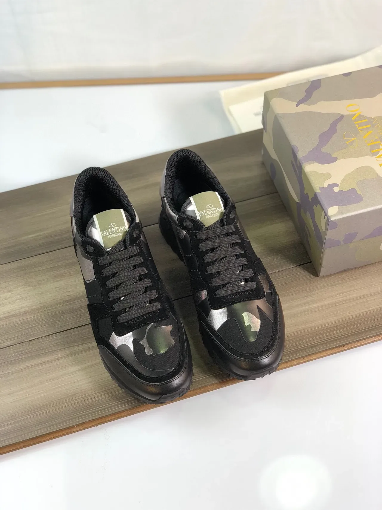Valentino Rockstud Camo काला मेटैलिक लाइफस्टाइल स्नीकर 9