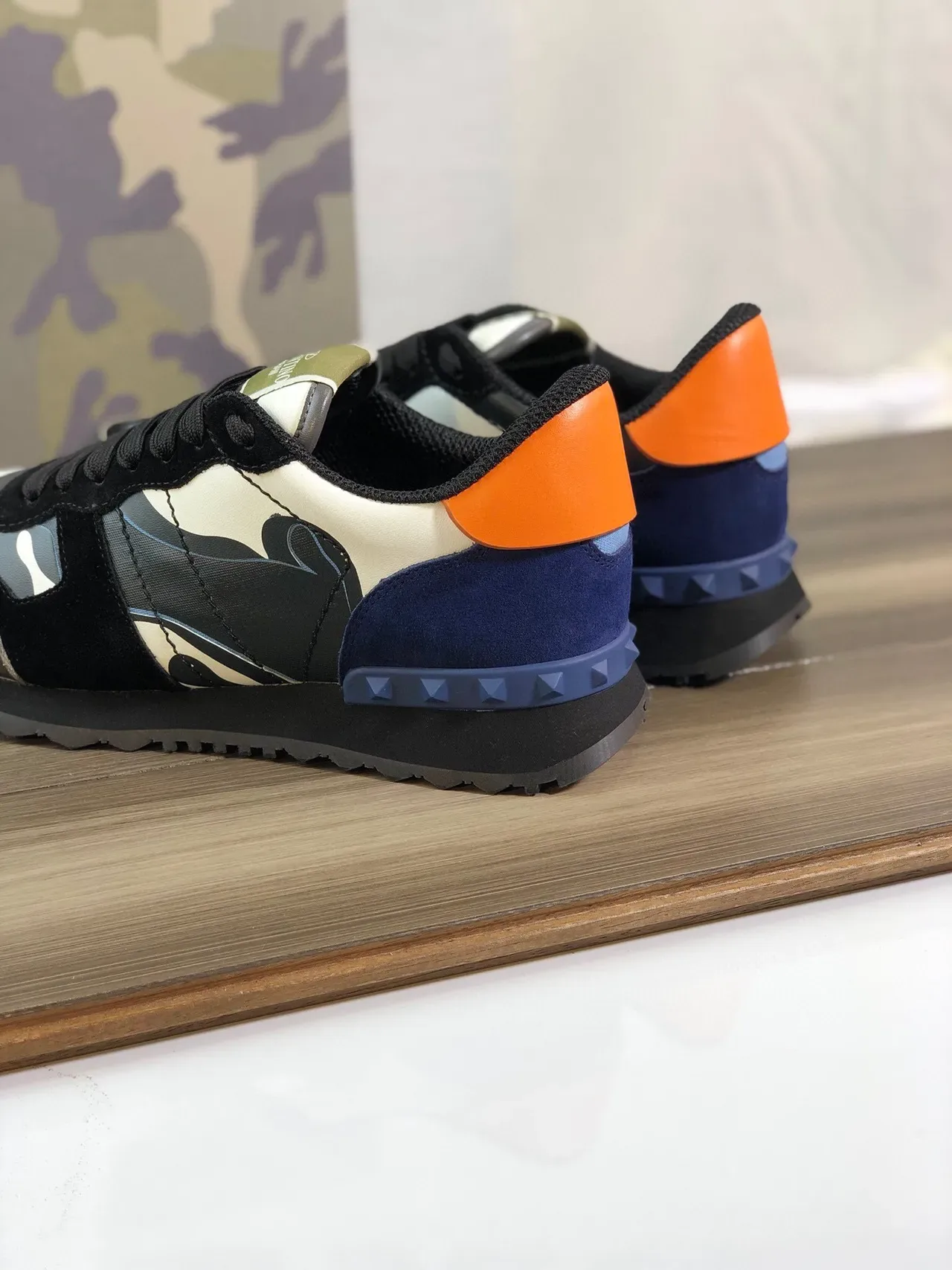 Valentino Rockstud ক্যামোফ্লেজ কমলা হিল জীবনযাপন স্নিকার 2