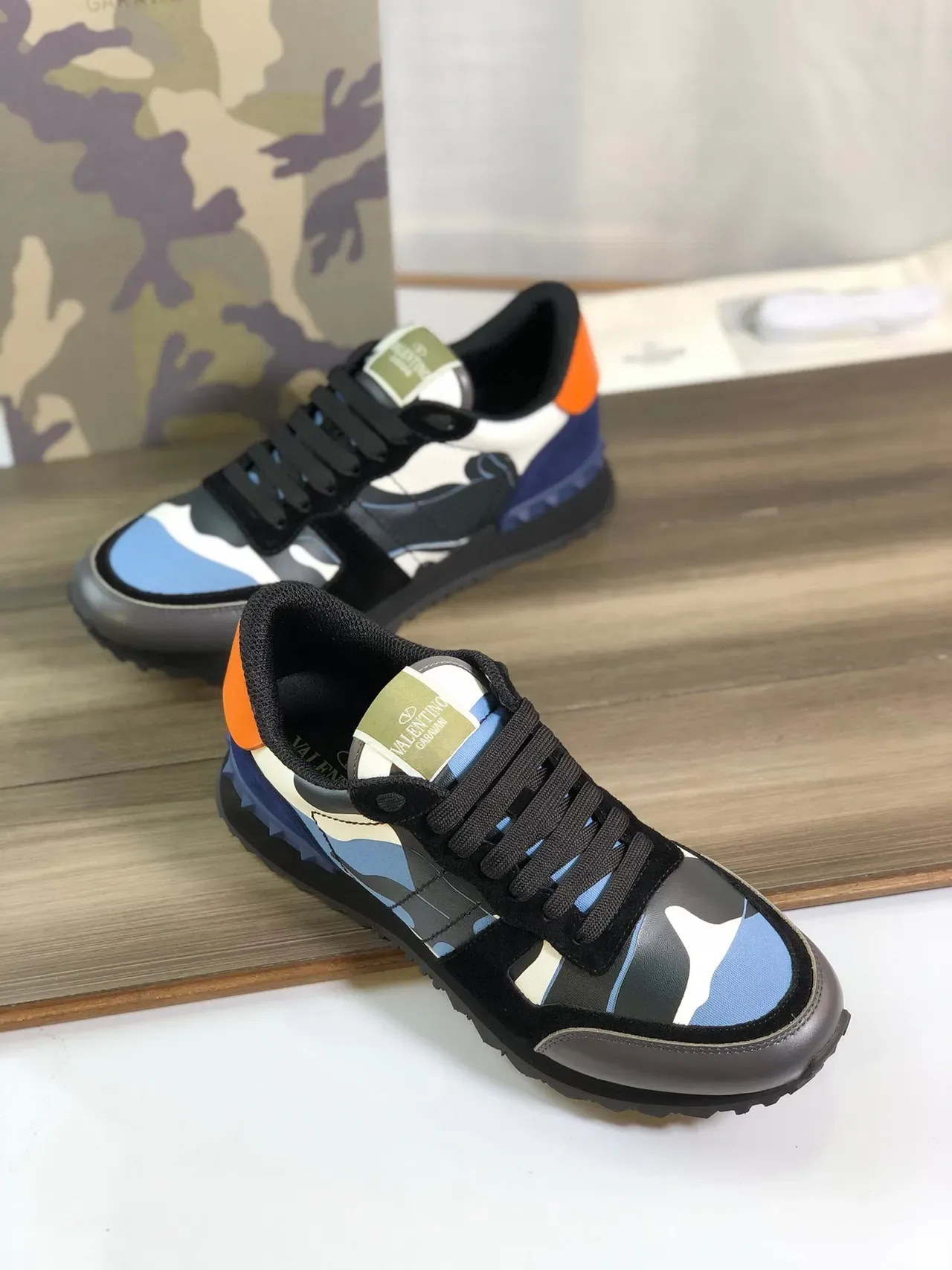 Valentino Rockstud ক্যামোফ্লেজ কমলা হিল জীবনযাপন স্নিকার 3