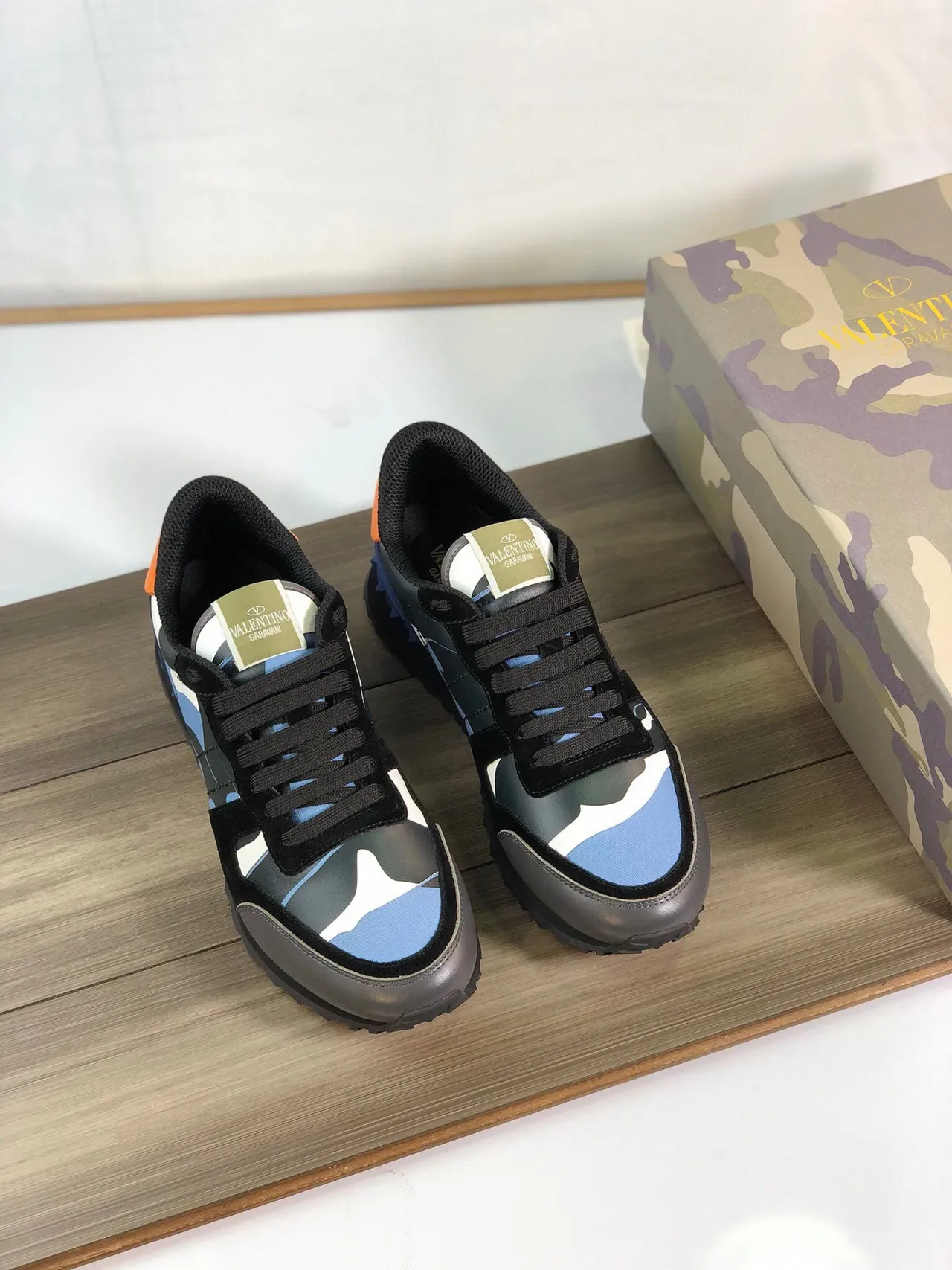 Valentino Rockstud ক্যামোফ্লেজ কমলা হিল জীবনযাপন স্নিকার 9