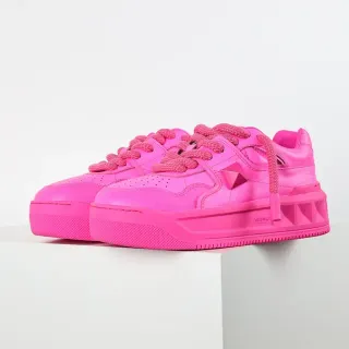 Valentino Rockstud मोनोक्रोमैटिक गुलाबी पिरामिड स्टड लाइफस्टाइल स्नीकर