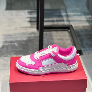 Valentino Rockstud गुलाबी और सफेद प्लेटफॉर्म लाइफस्टाइल स्नीकर्स