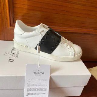 Valentino Rockstud सफेद और काला स्टडेड स्ट्रैप लाइफस्टाइल स्नीकर्स