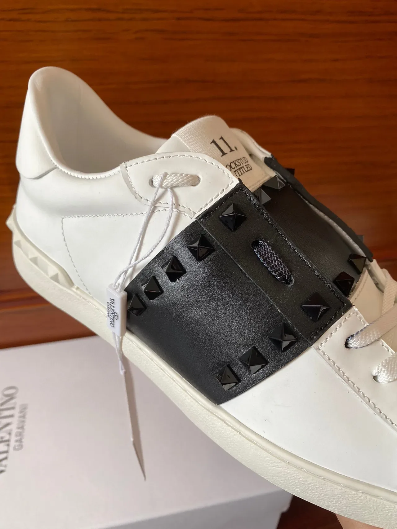 Valentino Rockstud Tênis Lifestyle Branco e Preto com Correia Studded 5