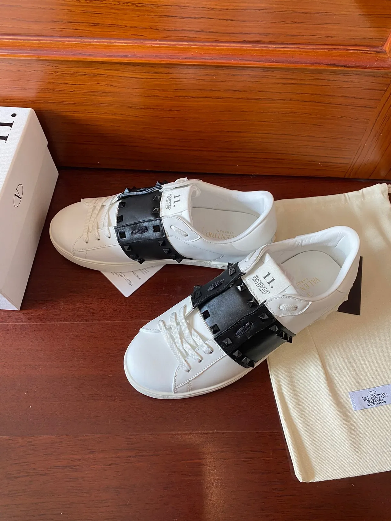 Valentino Rockstud Tênis Lifestyle Branco e Preto com Correia Studded 7