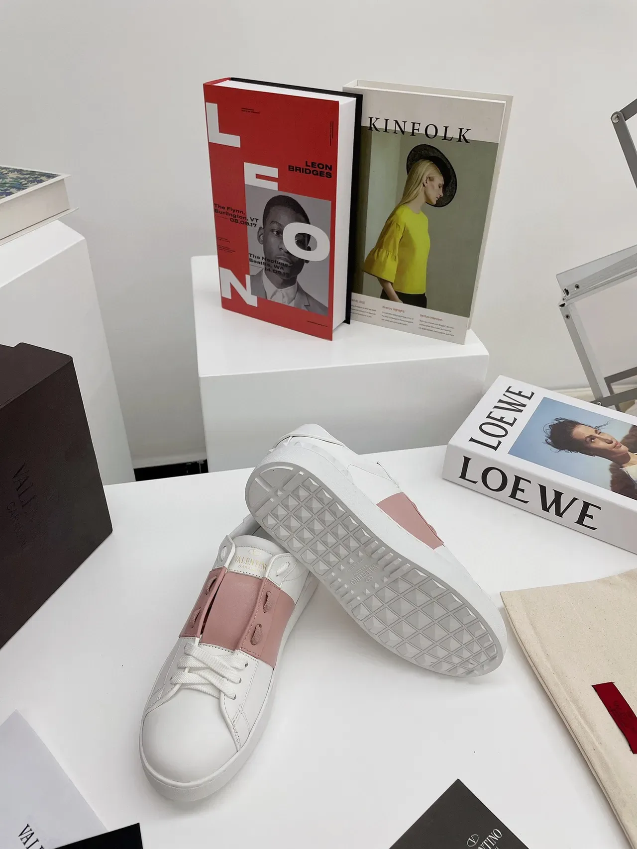 Valentino Rockstud Tira Branca e Rosa Tênis Lifestyle 2