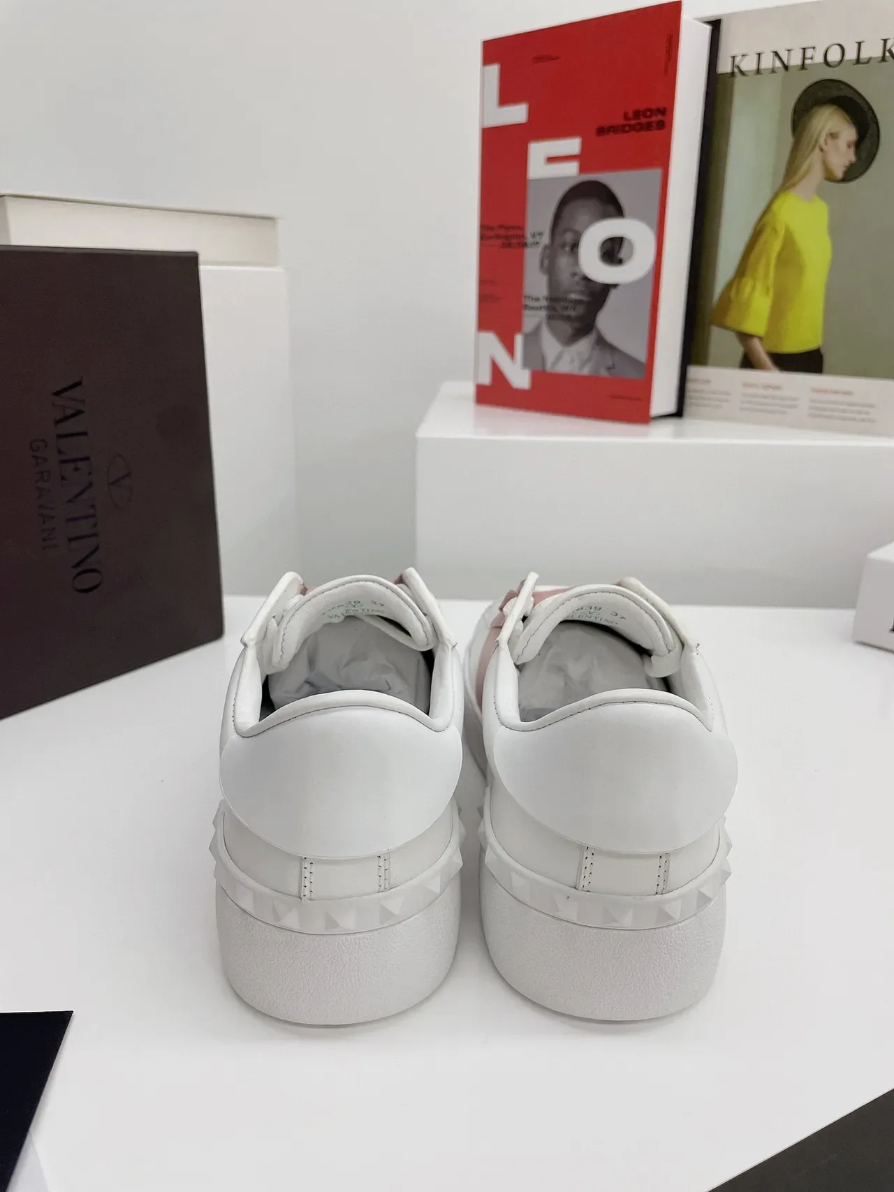Valentino Rockstud Tira Branca e Rosa Tênis Lifestyle 3