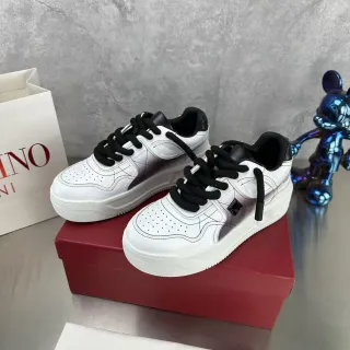 Valentino Rockstud branco e preto Pyramid Stud sneakers lifestyle